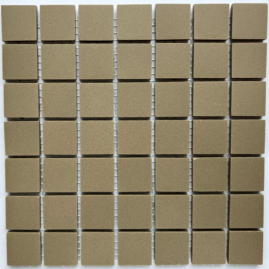 Winckelmans Taupe – matte Mosaikfliesen im Format 20x20 mm auf Netz