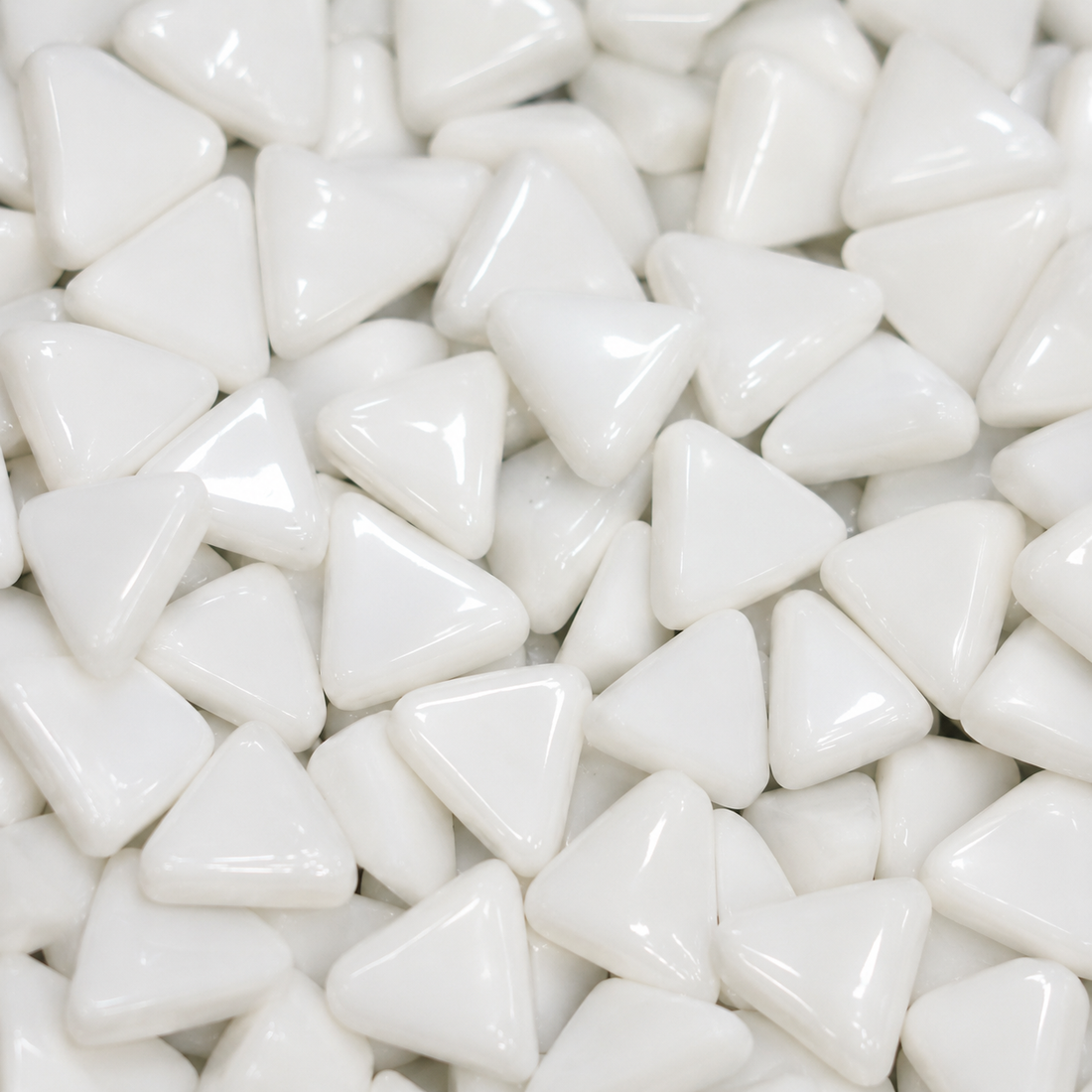 Mini mosaico de vidrio triangular blanco opaco