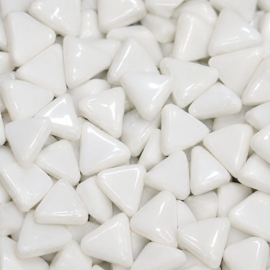 Mini mosaico de vidrio triangular blanco opaco