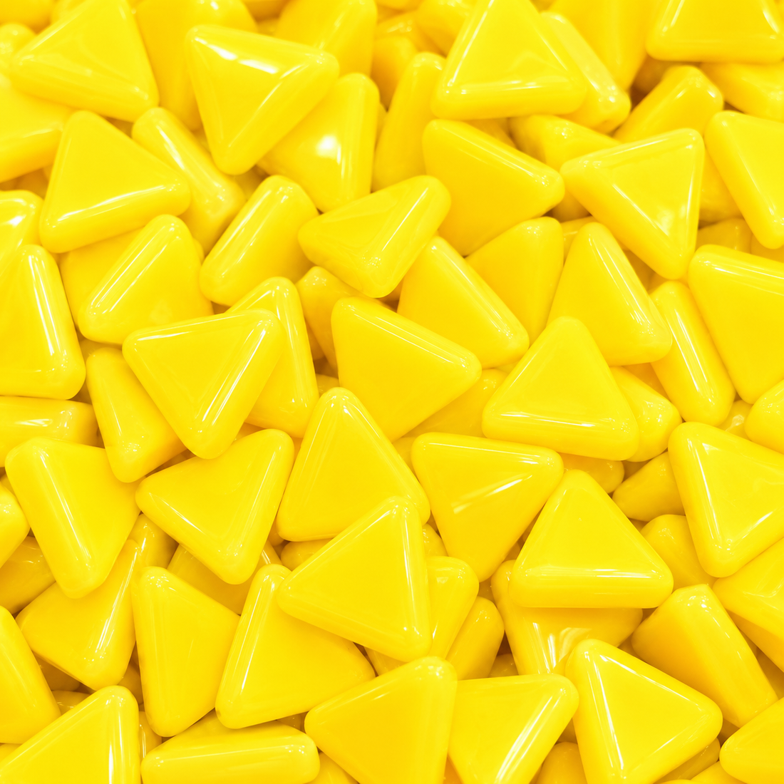 Mini mosaico de vidrio triangular amarillo opaco