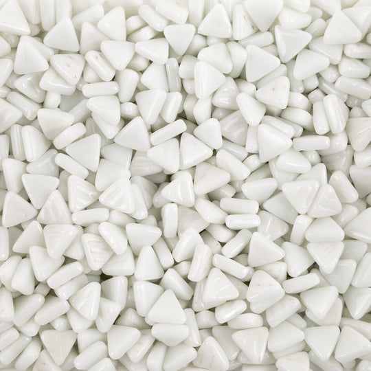 Mini mosaico de vidrio triangular blanco opaco