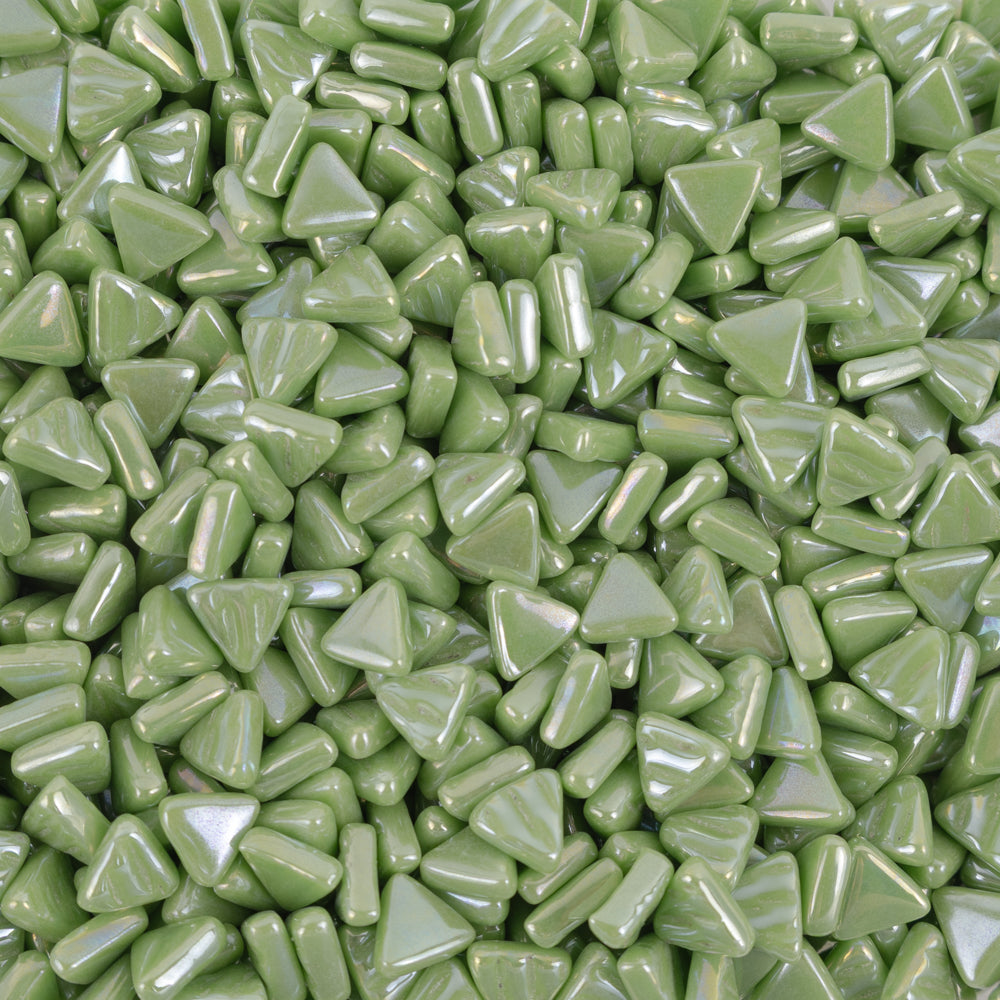 Packshot Mini Glass Mosaic Triangle Iridised – green – 8mm