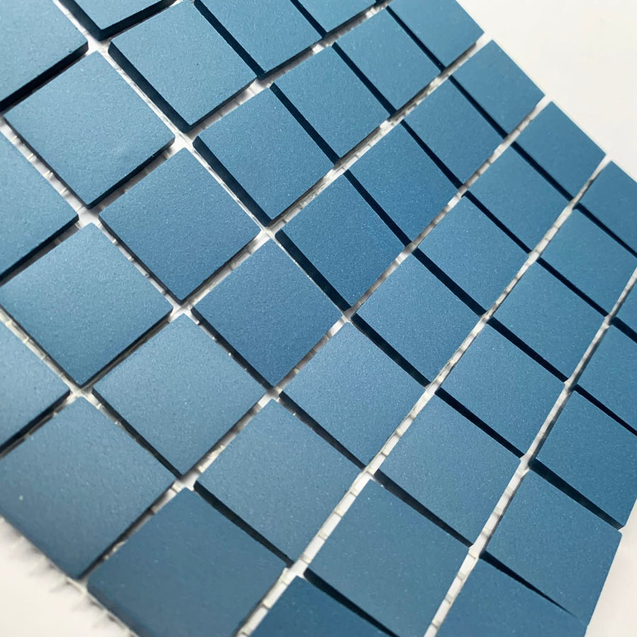 Winckelmans Bleu Nuit – matné mozaikové dlaždice 20x20 mm na síťce
