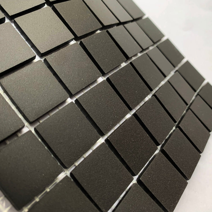 Winckelmans Noir – matné mozaikové dlaždice 20x20 mm na síťce